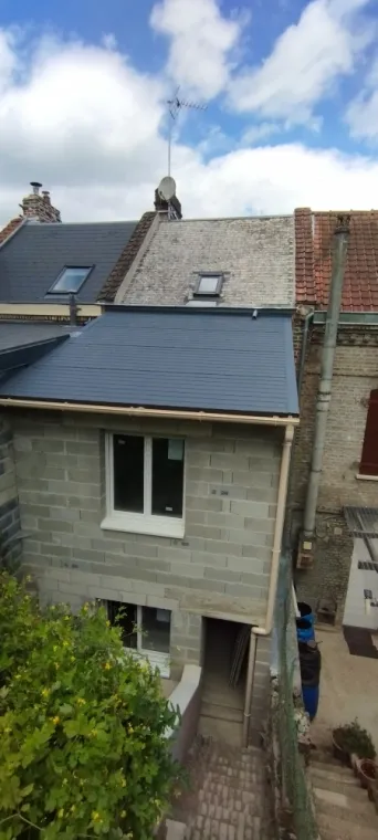 Votre maçon est  intervenu pour un agrandissement d'habitation sur Amiens avec une toiture en imitation ardoise.